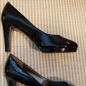 Tahari 'Carol' Classic Black Patent Pump - Size 6M